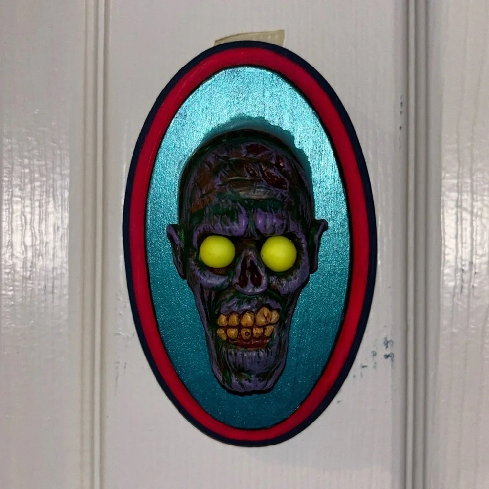 Zombie Head Wall Decor, eyes that glow in the dark